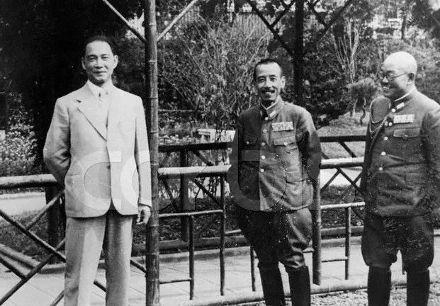 日本投降后，先回南京的何应钦主持会议说：“汪精卫这个大汉奸的坟墓，居然葬在梅花山