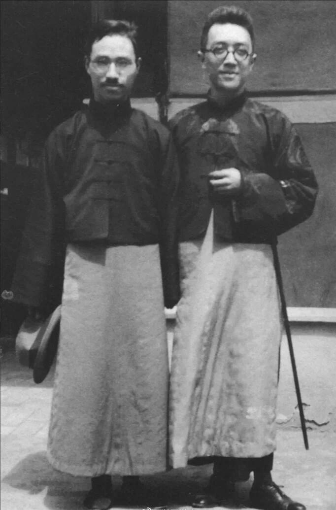 胡适与小迷弟胡先骕！这是胡适与胡先骕1925年在上海的合影。胡先骕最早认识胡适
