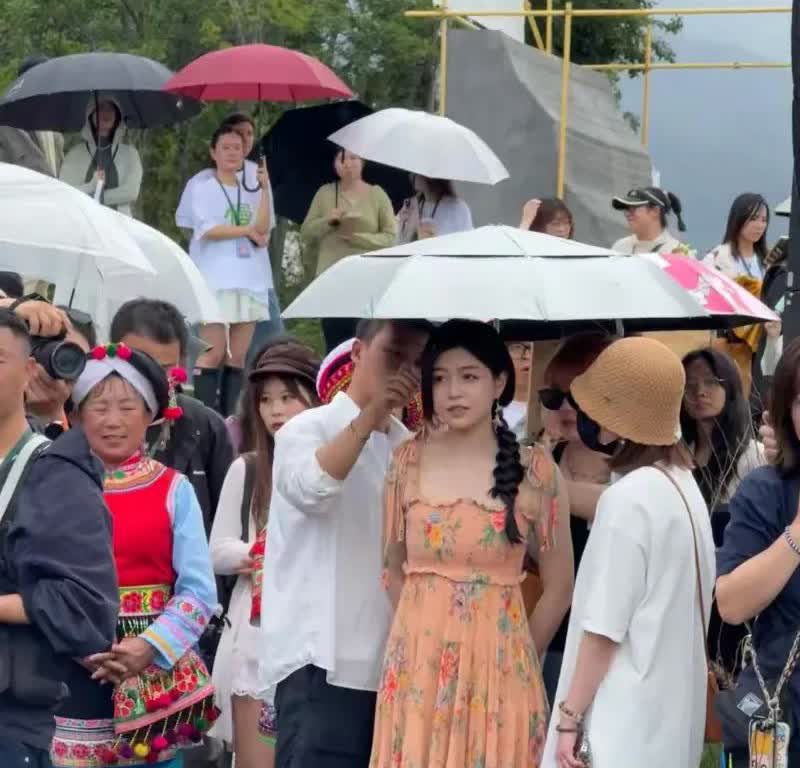 陈妍希42岁生日后现身大理，穿碎花裙戴假发，身材圆润变化大