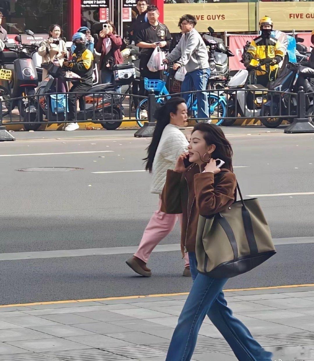 果然明星就是明星，章若楠完全和别人不在一个图层。