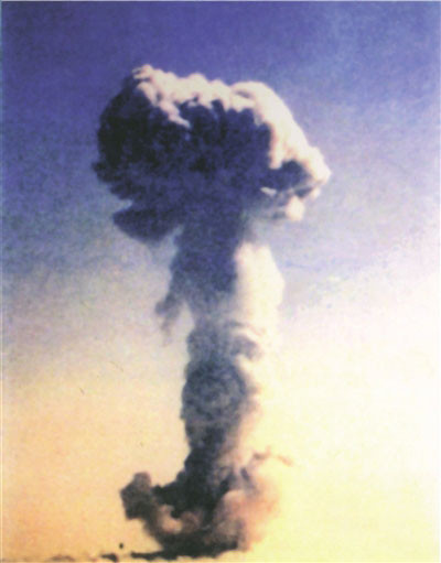 历史上的今日1964年9月21日晨，回到北京。同日阅关于进行正式核试