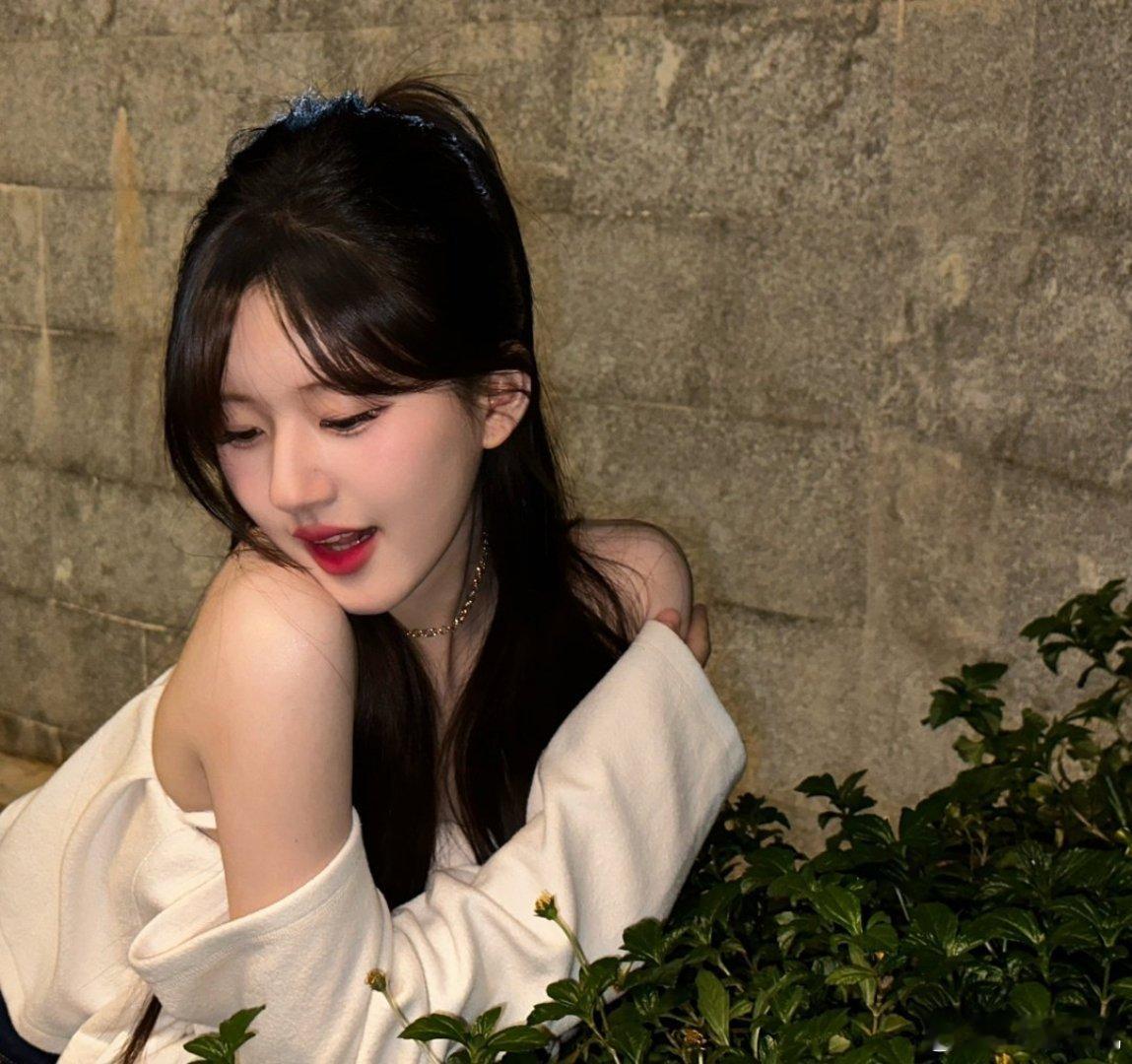 1、郝蕾终于出来回应啦！之前她发了个朋友圈，说威尼斯女演员扯头发就能得影后，好多