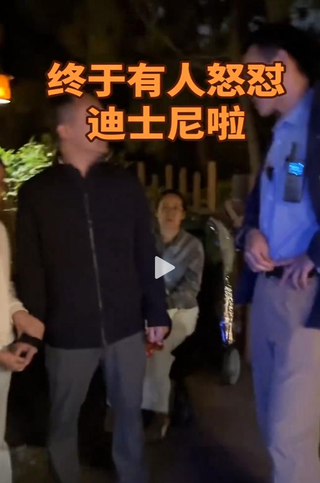 上海迪士尼那个排队3小时崩溃的爸爸，看得我心里真不是滋味。带着孩子，在大太阳