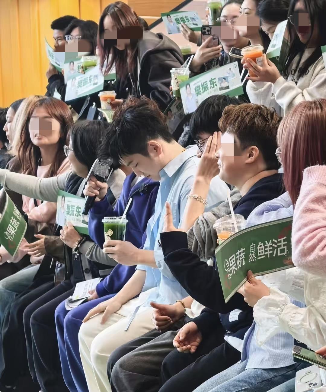 我朋友超级痴迷樊振东他有幸在线下见过一次面他说樊振东跟电视上看的完全不一样。