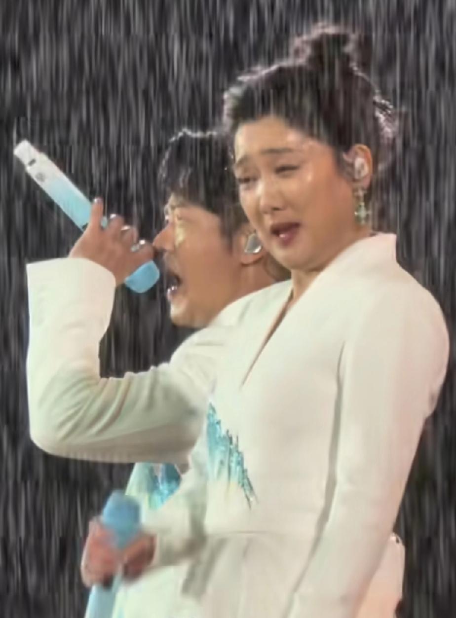 没想到、2026年3月28日晚，凤凰传奇厦门演唱会，突如其来得暴雨，豆大地雨点倾