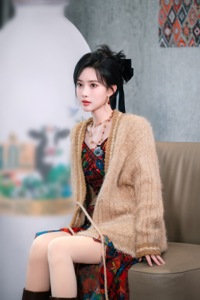 宁静夸孟子义漂亮“那个好漂亮的女生，眼睛特别大，还巨瘦！”这人就是孟姐，夸人