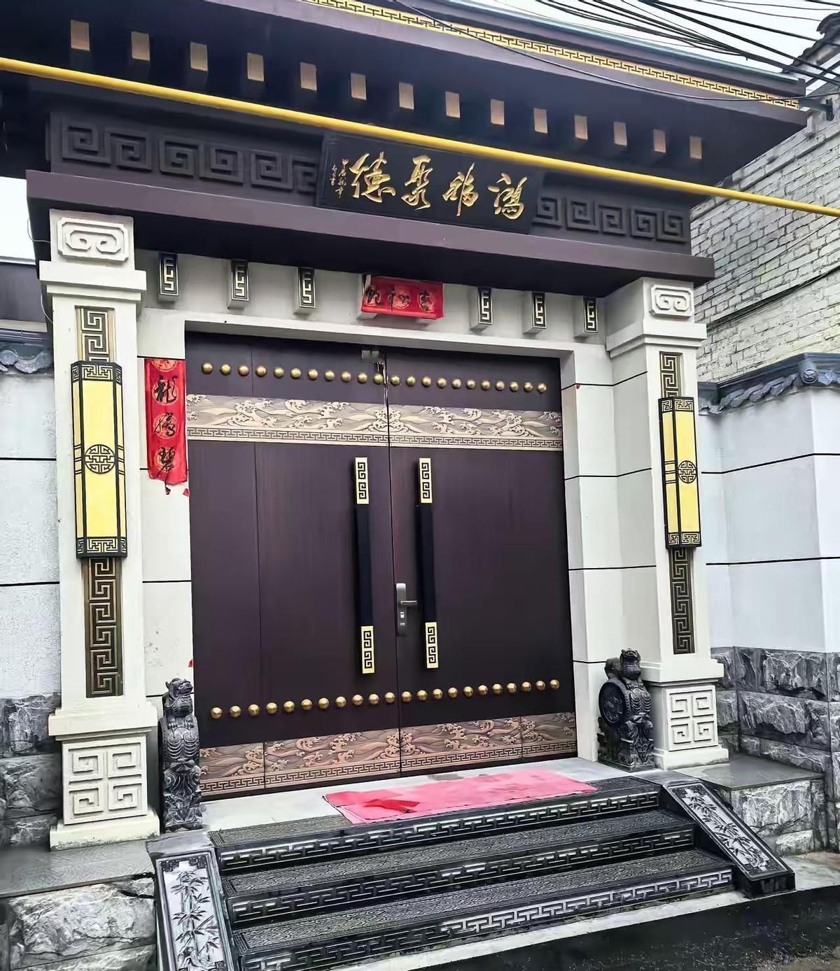 今天刷到一条帖子，楼主路过一栋农村自建豪宅，大门足有三层楼高，罗马柱顶着金漆狮子