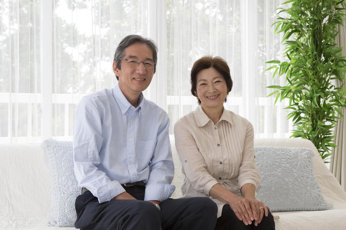 我一个朋友结婚前，她爸妈专门给女婿立了规矩，说：“我家女儿也是我们养大的，以后也