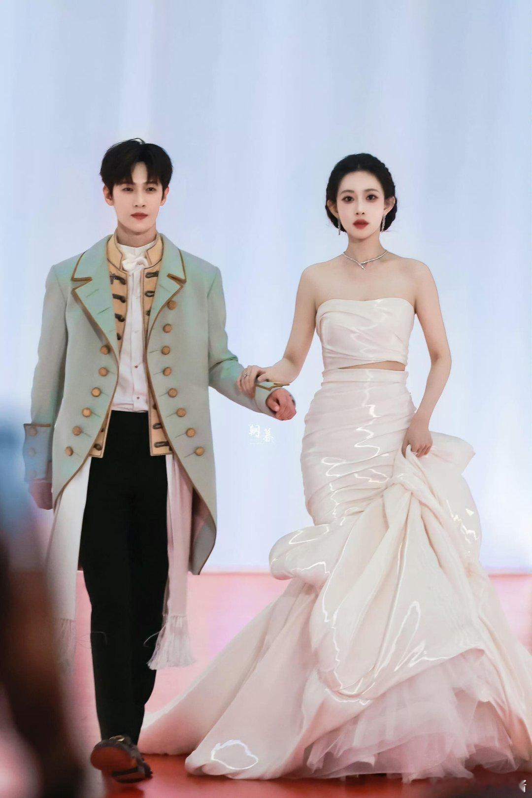 孟子义李昀锐逛街没喊张真源 孟子义说想喝这个，又娇又可爱谁能拒绝跑男名场面