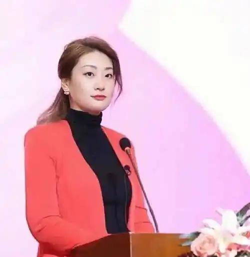 王石的大女儿王蔚然VS宗庆后女儿宗馥莉两个豪门女儿两种活法，都不缺钱，