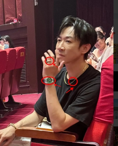 第一眼，这哥们家里有矿第二眼，妥妥的暴发户气质，挂得再多也没有富人的感觉