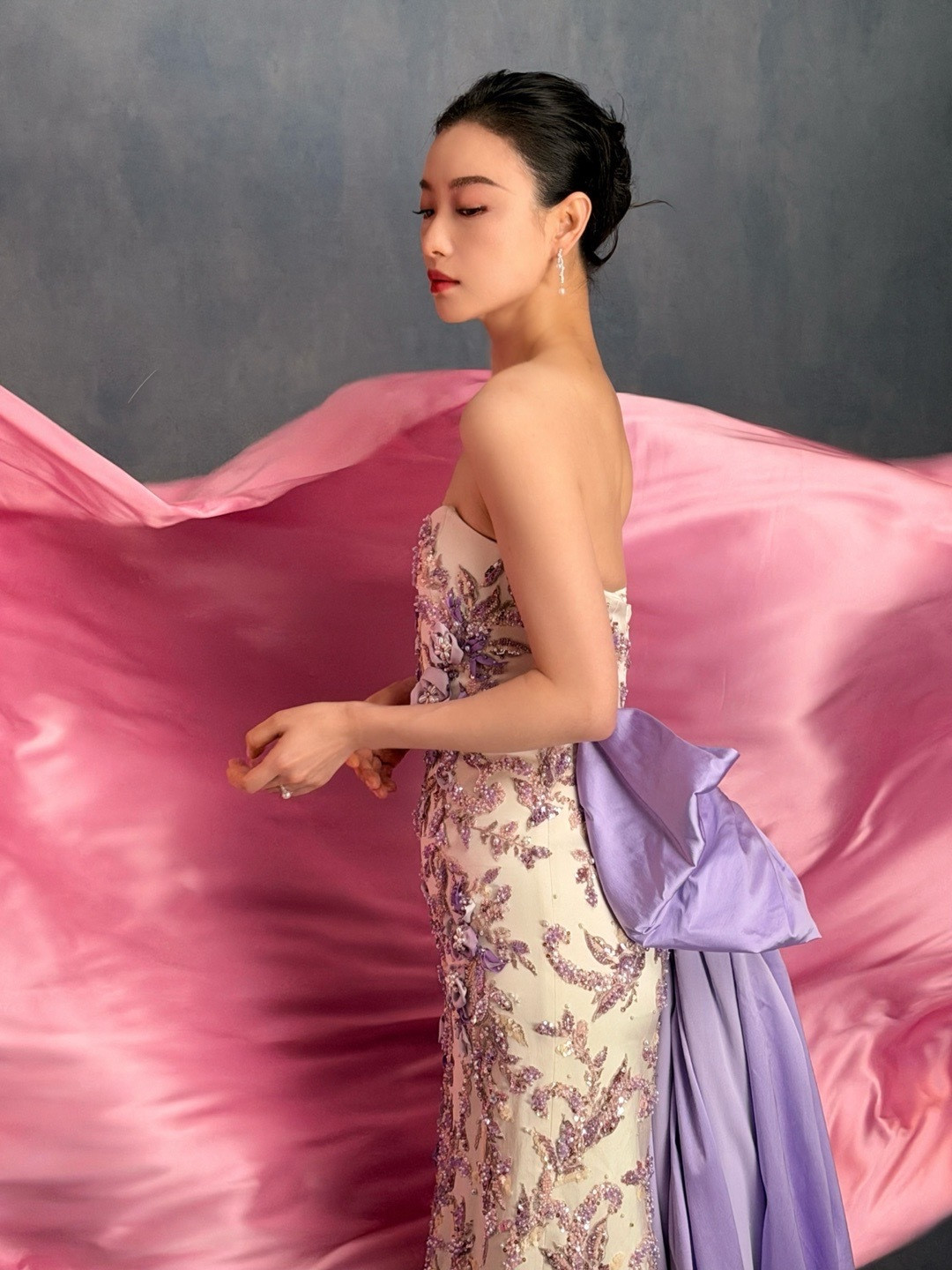 倪妮紫色花蔓裙紫裙加身艳压全场，花蔓刺绣精致到发丝，抹胸设计勾勒天鹅颈与精致锁骨