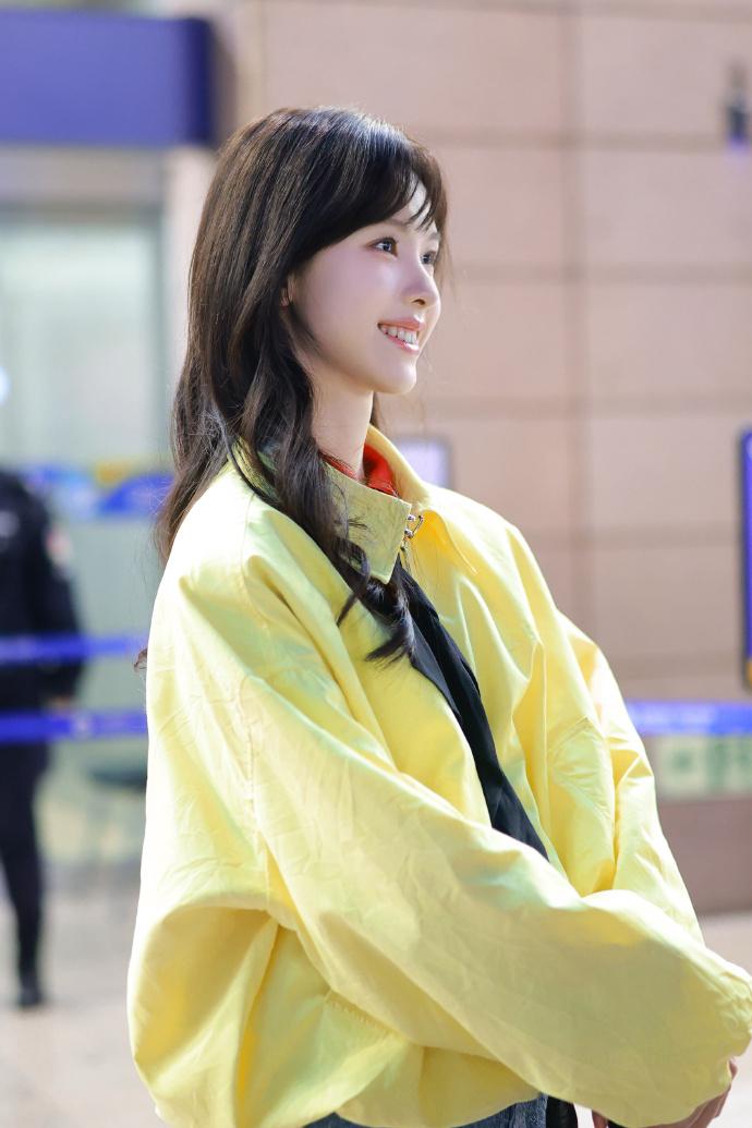 今天陈都灵启程前往巴黎时装周，她这次搭配的很靓丽，不过也很简洁，效果很不错。