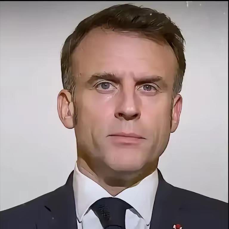 法国总统马克龙宣布了国际政治有时候就像一场精心编排的戏剧，当所有人以为剧情已