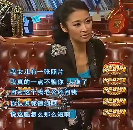 著名导演管虎拍戏结束后，回到家便搂着宝贝女儿在沙发上玩耍，女儿被逗得咯咯直笑。然