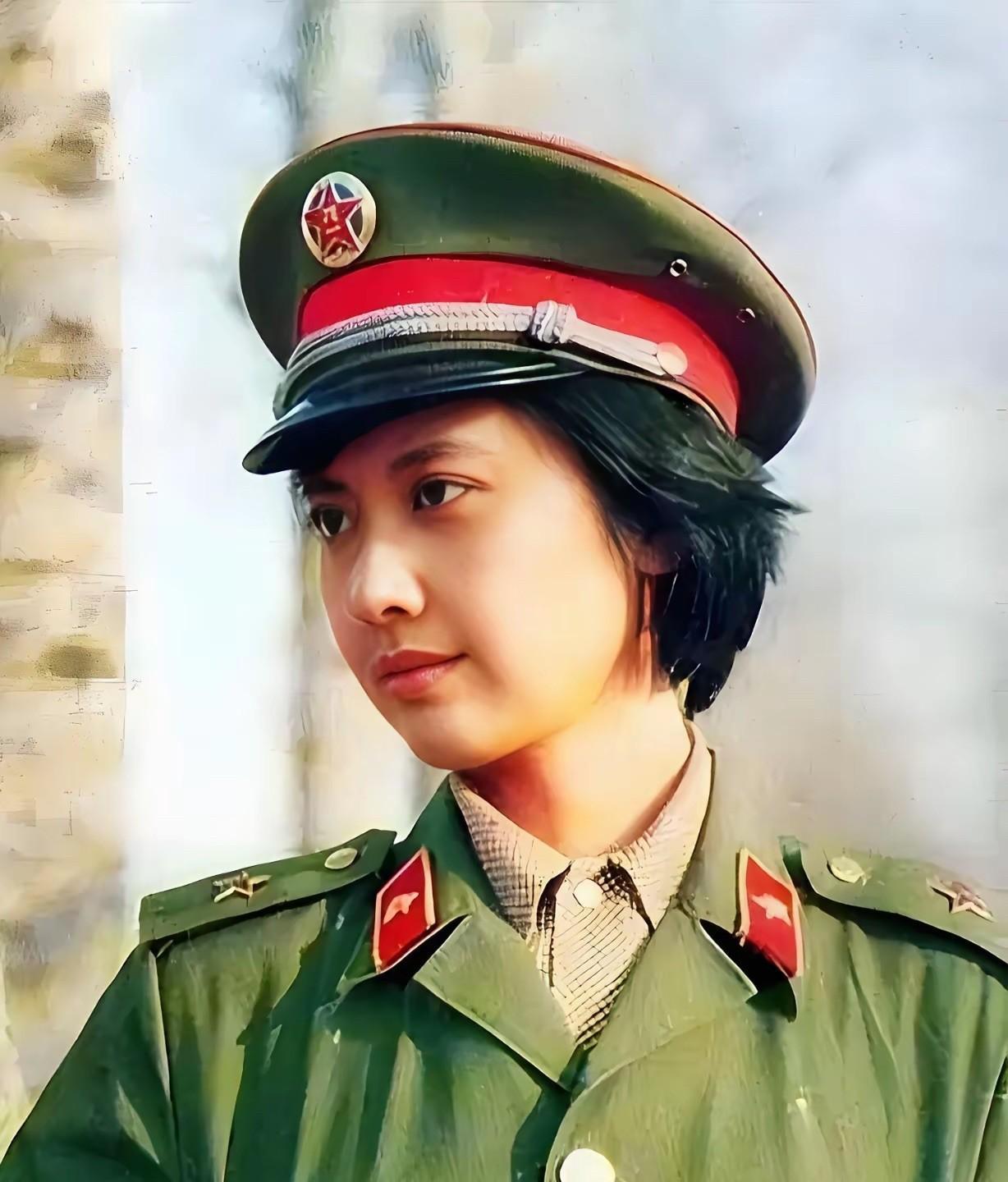 大家认识她吗？应该大部分人都认识，她是八九十年代著名演员朱琳，曾经在电视连续剧《