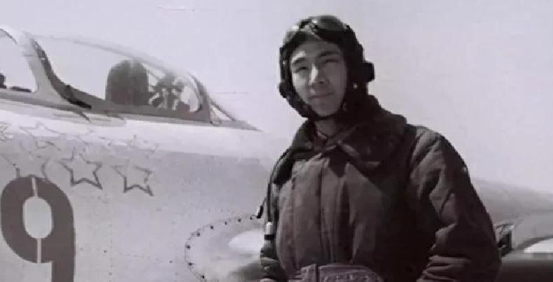 1958年，王自重驾驶米格15与敌人激战，就在他返航时，突然12架敌机围过来，谁