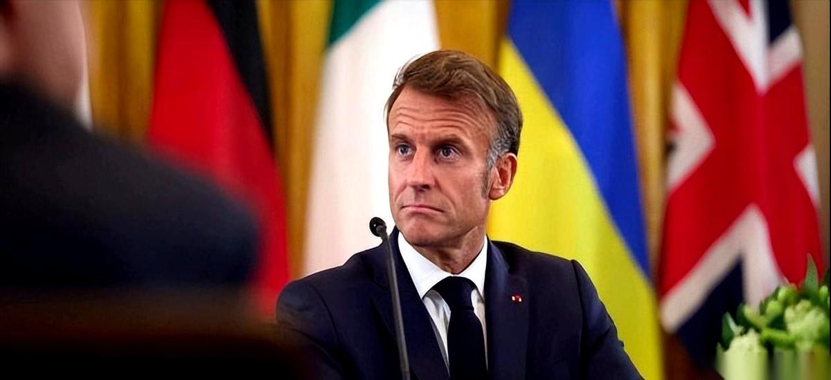 别傻了，这次法国人是真的急眼了，桌子掀得那叫一个响！马克龙这话虽然没明着骂，但