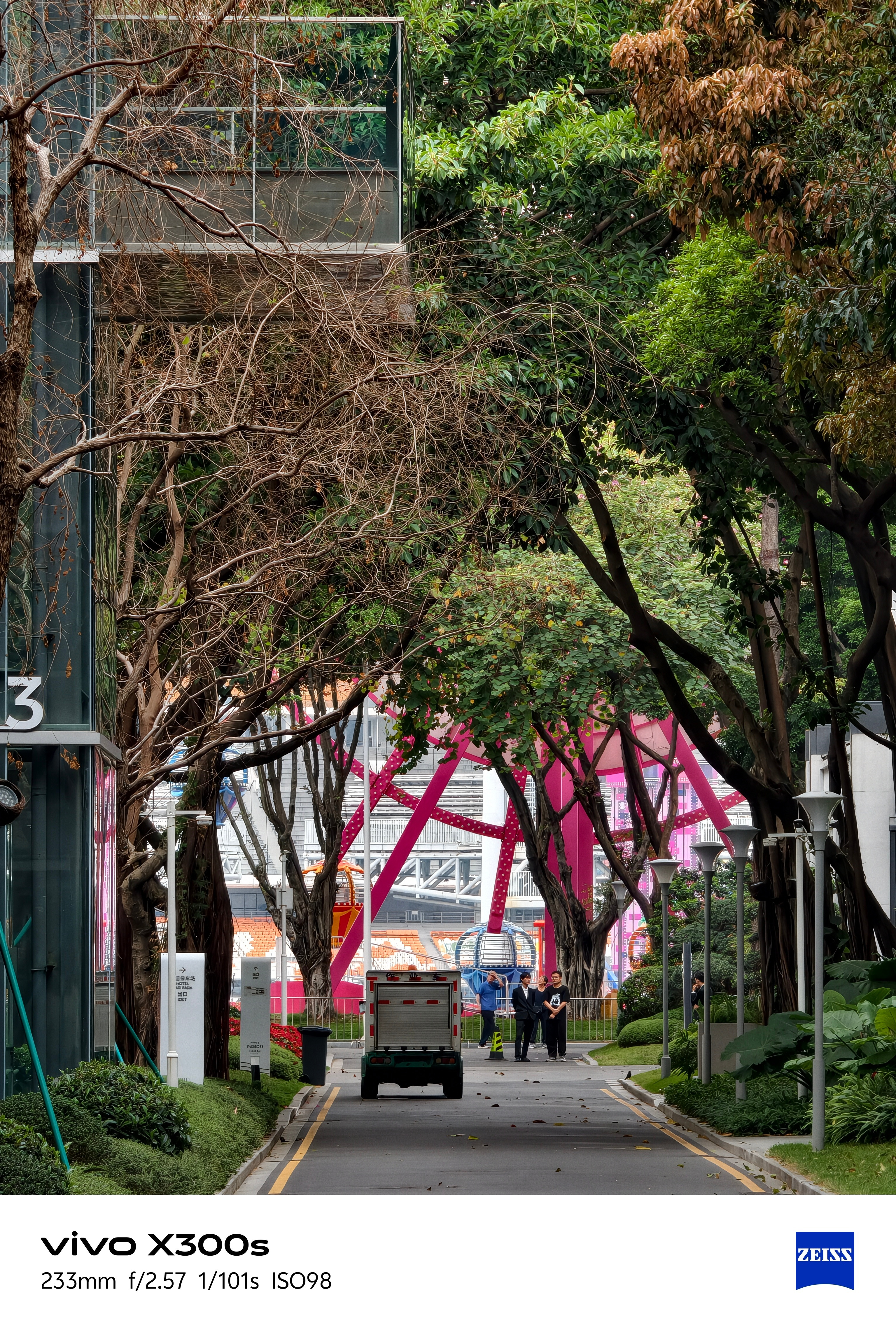 vivox300s超能小v单的长焦也很强，是比vivoX300强的，加上增距