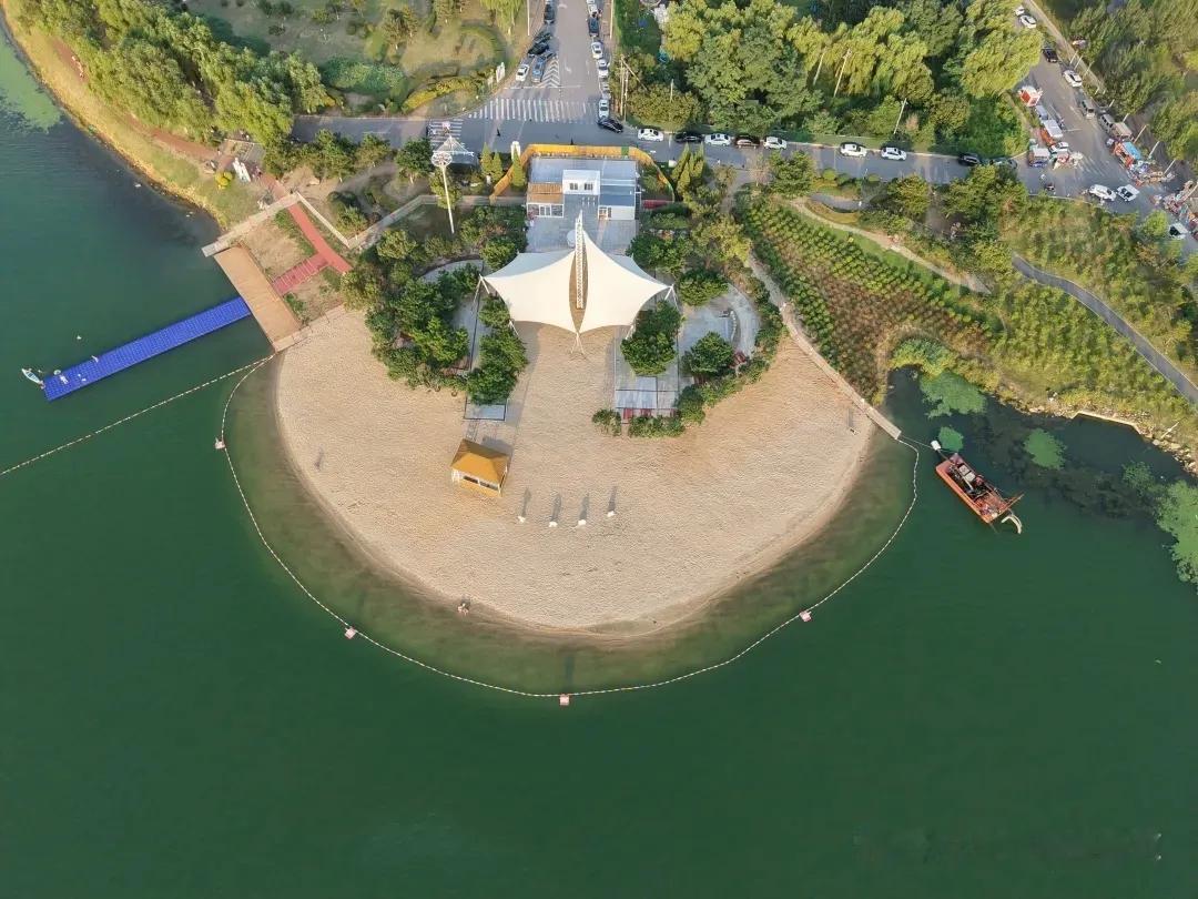 沈阳也有马尔代夫？丁香湖打造城市微型海岛沙滩谁说内陆城市没有海边风情？不用