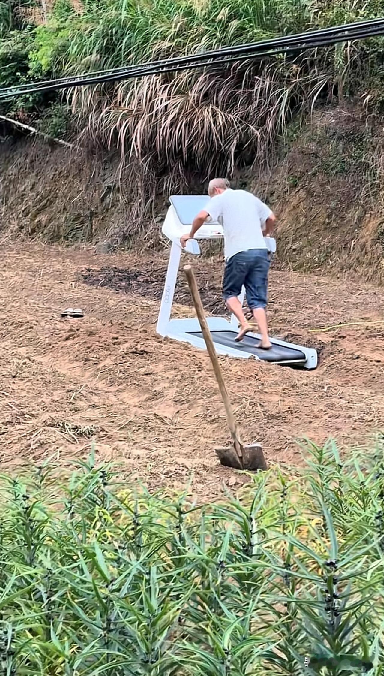 大爷你是真会玩[捂脸哭]新能源跑步机