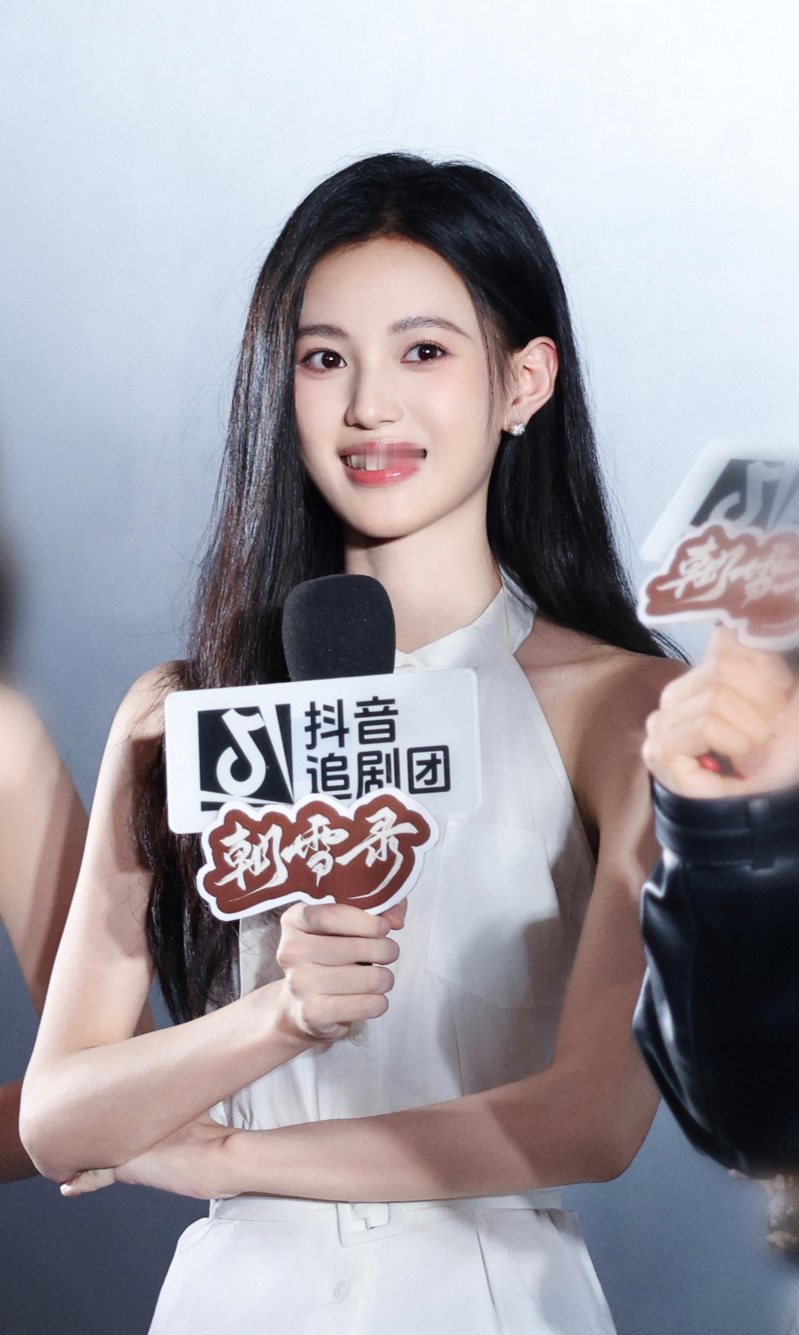 沈羽洁长发披肩，眉眼藏着故事，似从剧中走出的清雅佳人，每缕发丝都漫着氛围感。沈