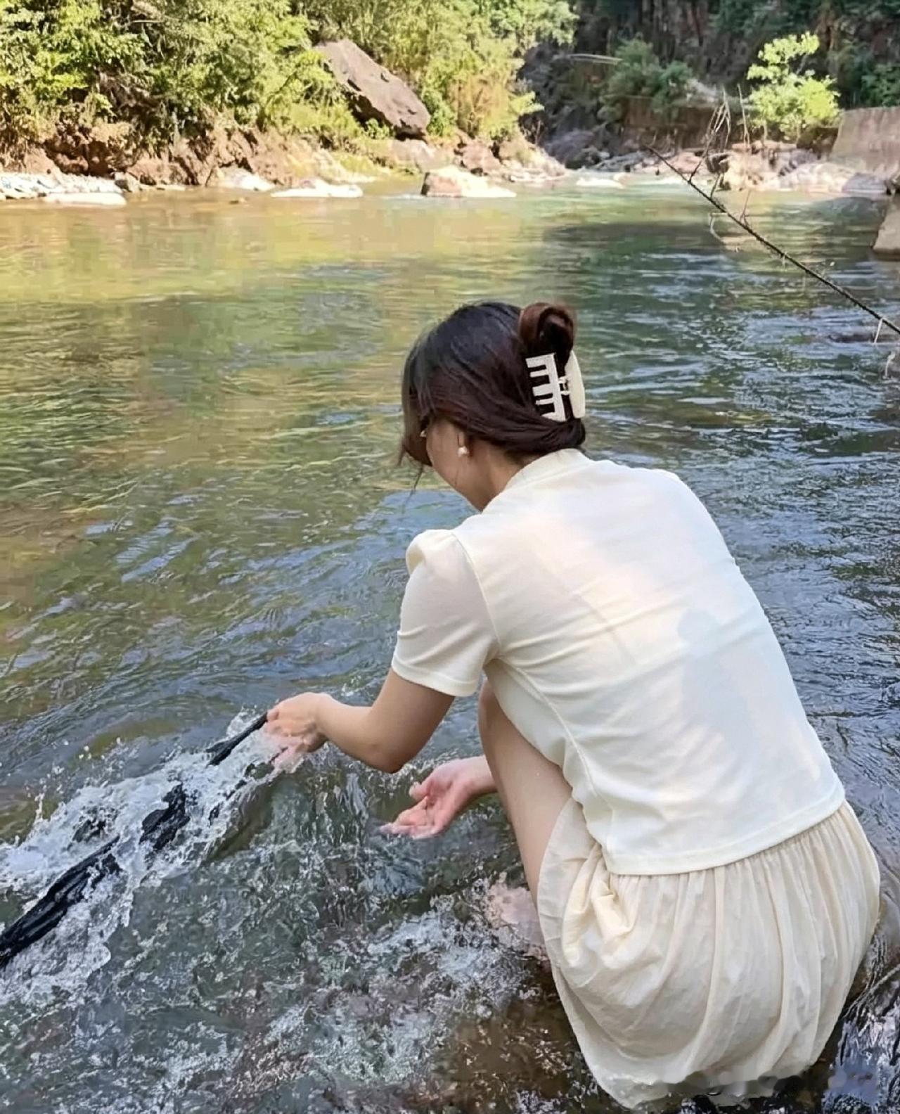 这妹子太会享受了！热得冒烟的夏天，直接扎进山沟沟里泡着，低丸子头一扎，奶油色裙子