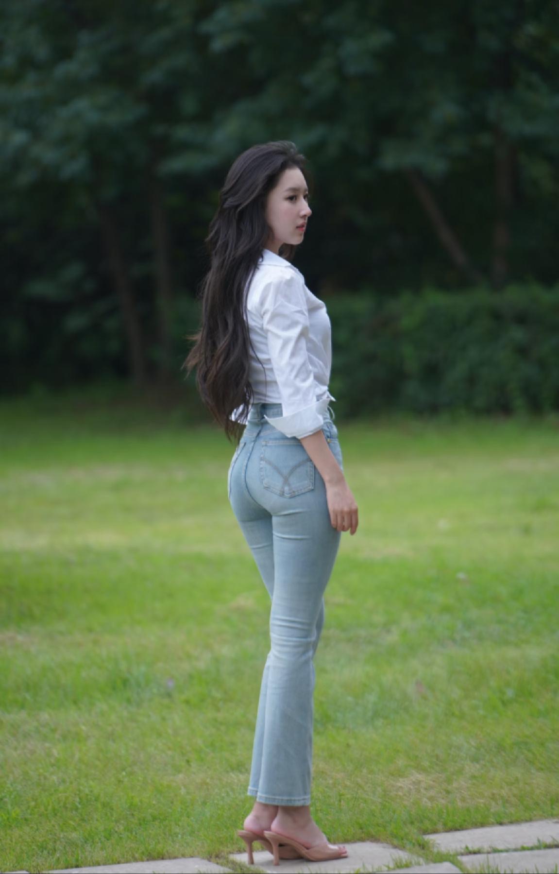 白衬衫搭配浅色牛仔裤👖是不是很有青春感？