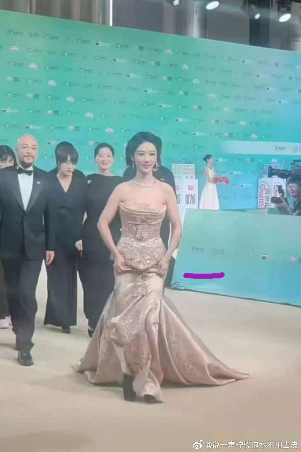 杨紫穿了祖海顶级高定杨紫以为自己耳环掉了一个这一身真的炒鸡适合紫妹的哇！高跟鞋吸