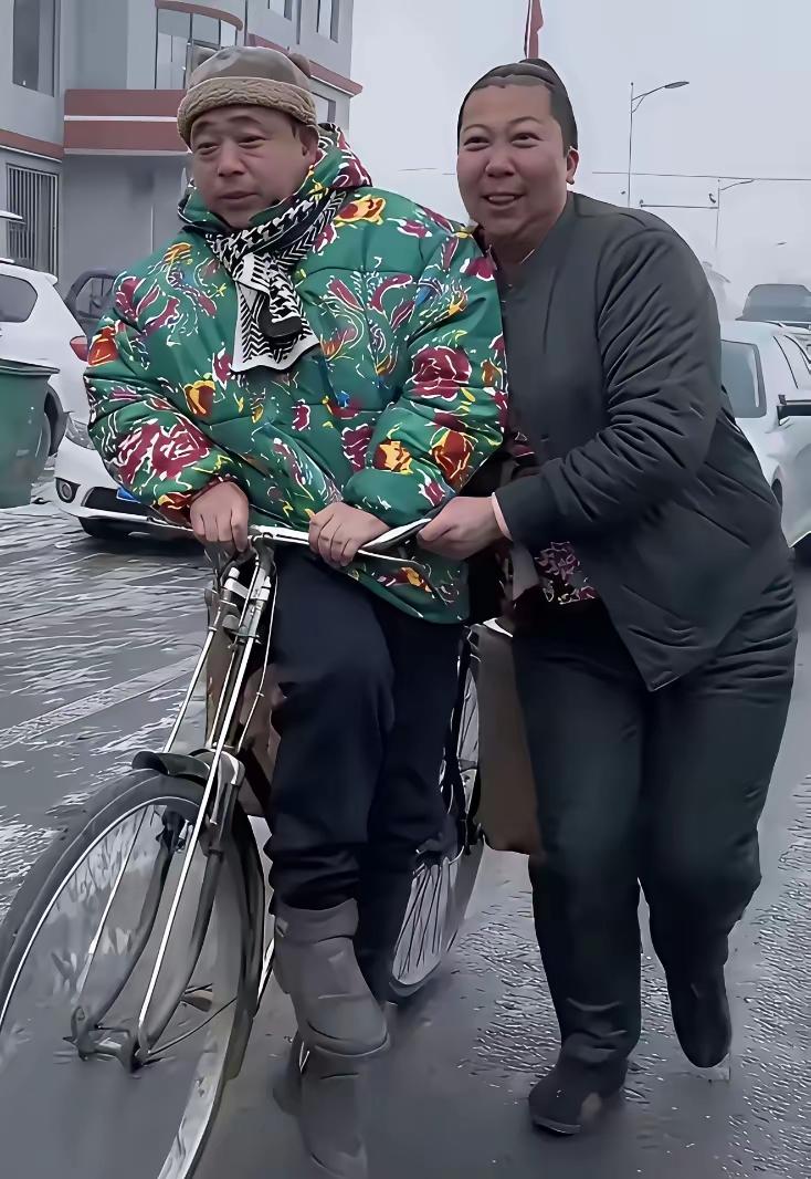 东北雨姐两“马甲号”被封！卖假货争议未消，再涉互联网难赢信任东北雨姐似未放弃互