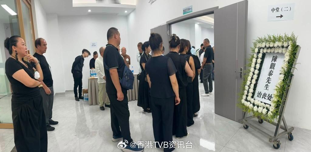 陈观泰离世丨一代邵氏打星中山出殡火化，遗照尽显宗师风范，遗孀子女悲痛送别七十年代