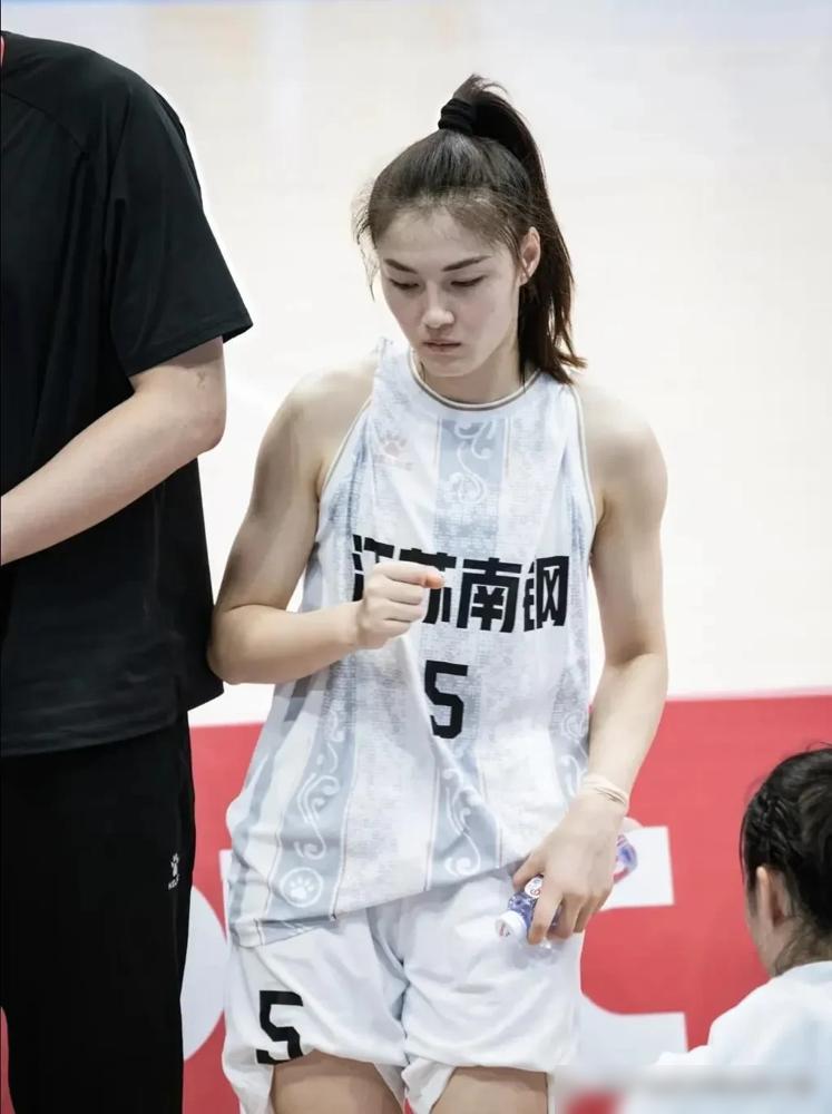 入选女篮世界杯的张曼曼，被球迷骂“上场就是4打5”三场热身赛12投2中，7次