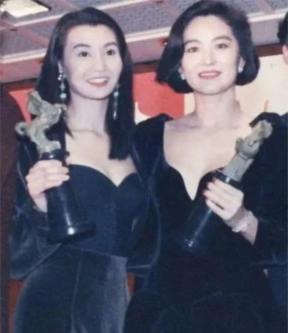 李安导演说过:一般人跟林青霞站一块儿，风头全被她盖了，但张曼玉是个例外！林青