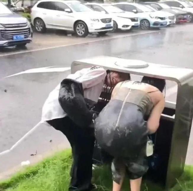 哎呀，下雨了，忘记带伞了，躲躲吧！[捂脸哭][捂脸哭]
