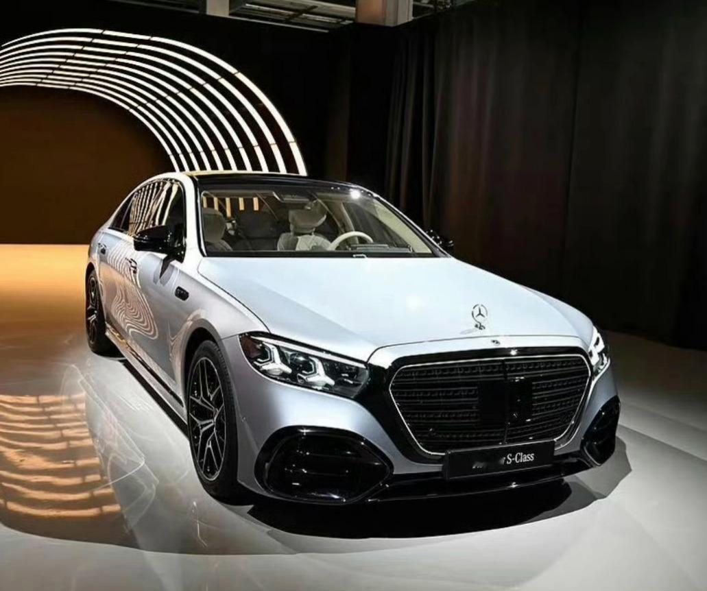 新款奔驰S级实车曝光，气场强了很多这个应该是运动套件版本，很多地方都是黑化处理奔