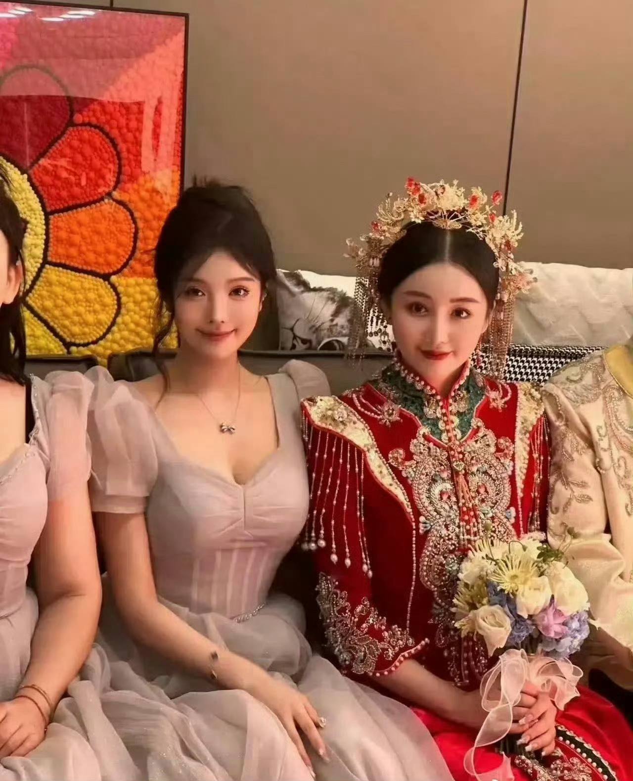 伴娘比新娘还好看，我怀疑在抢镜头[捂脸哭][捂脸哭]​​​​