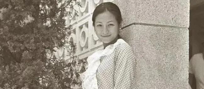 1971年，离了婚的亦舒，插足闺蜜郑佩佩和男友岳华间，郑佩佩一气之下去美国，嫁给