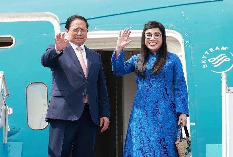 不到一个月，范明政再次携夫人黎氏碧珍启程前往巴西出席金砖国家会议！范明政的眼睛眯