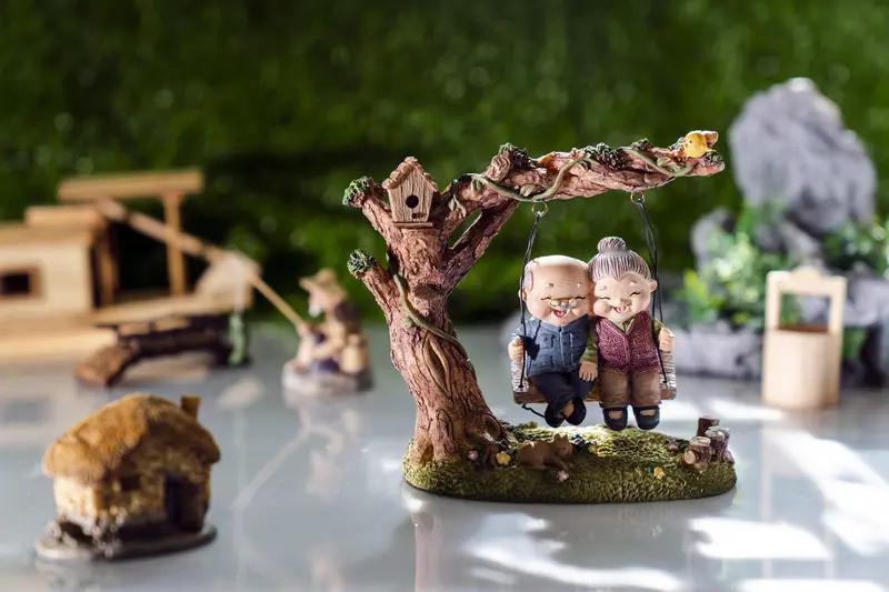 初一清早，我和妹妹站在坟前。往年这时候，是爸爸带着我们，去给奶奶拜年。他在前