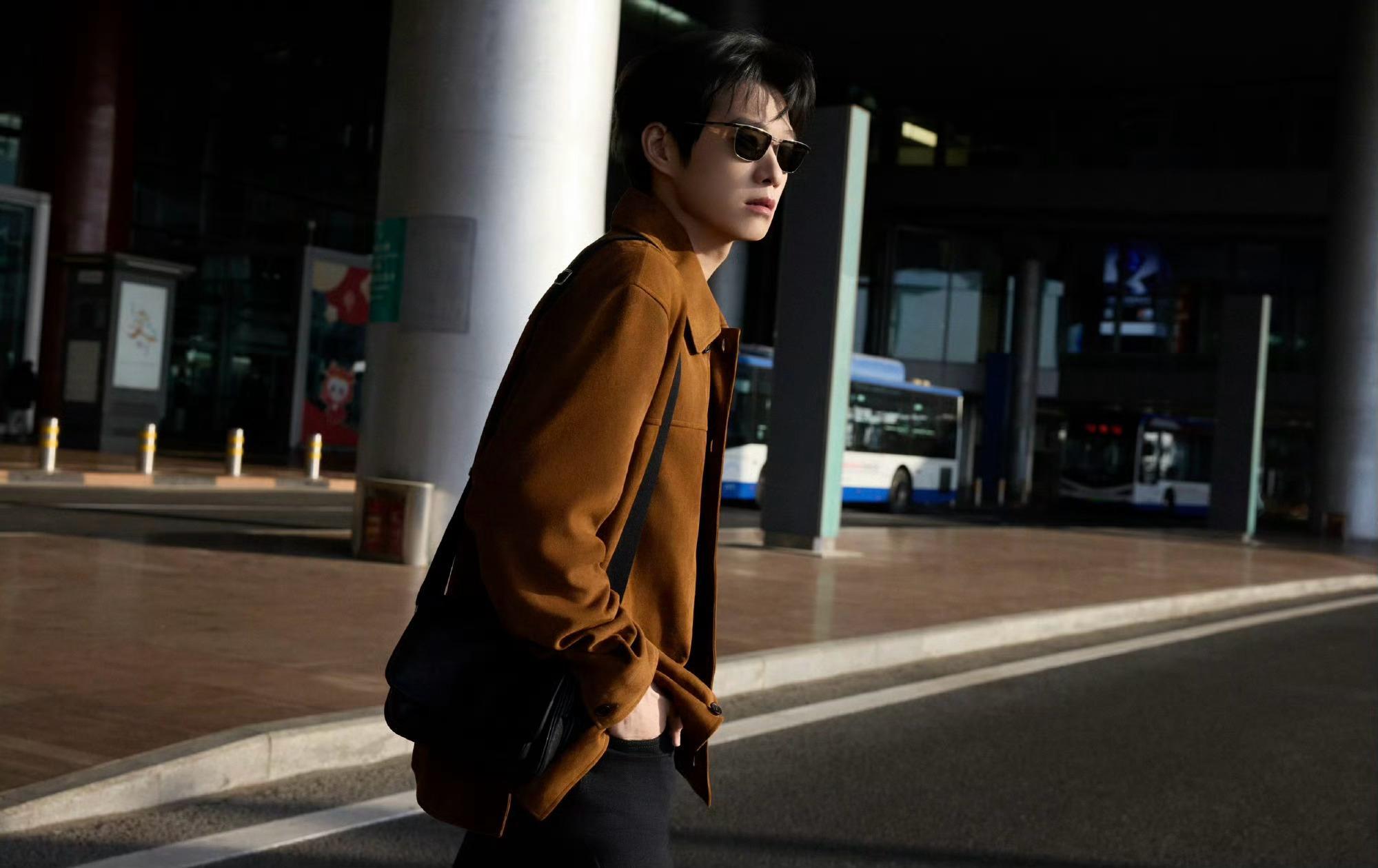 魏大勋inSaintLaurent✈️🇫🇷启程前往巴黎男装周