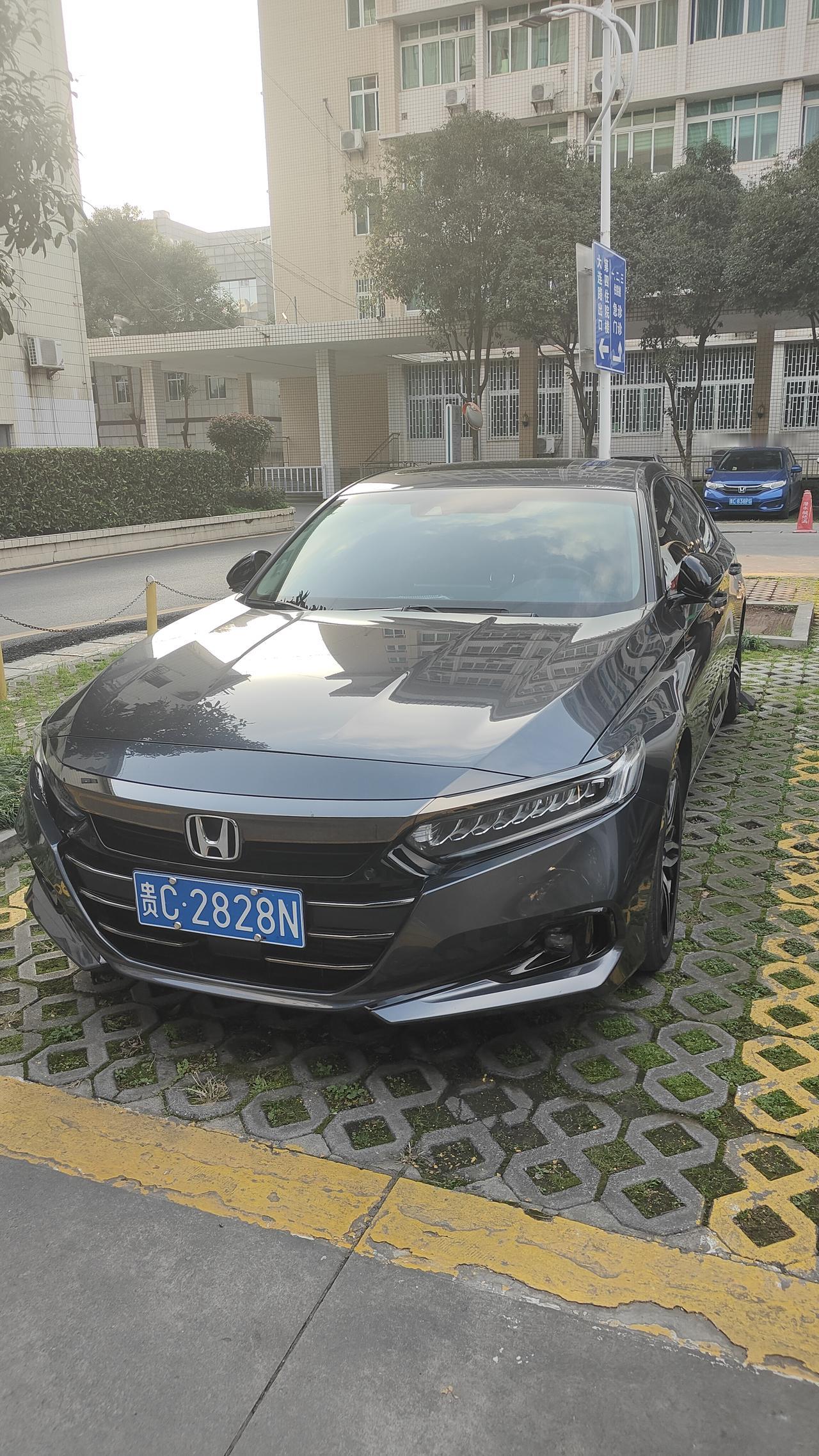 我发现了，这款本田的车灯！真的是最好看的，好长好细！有很多灯珠，开灯了肯定好