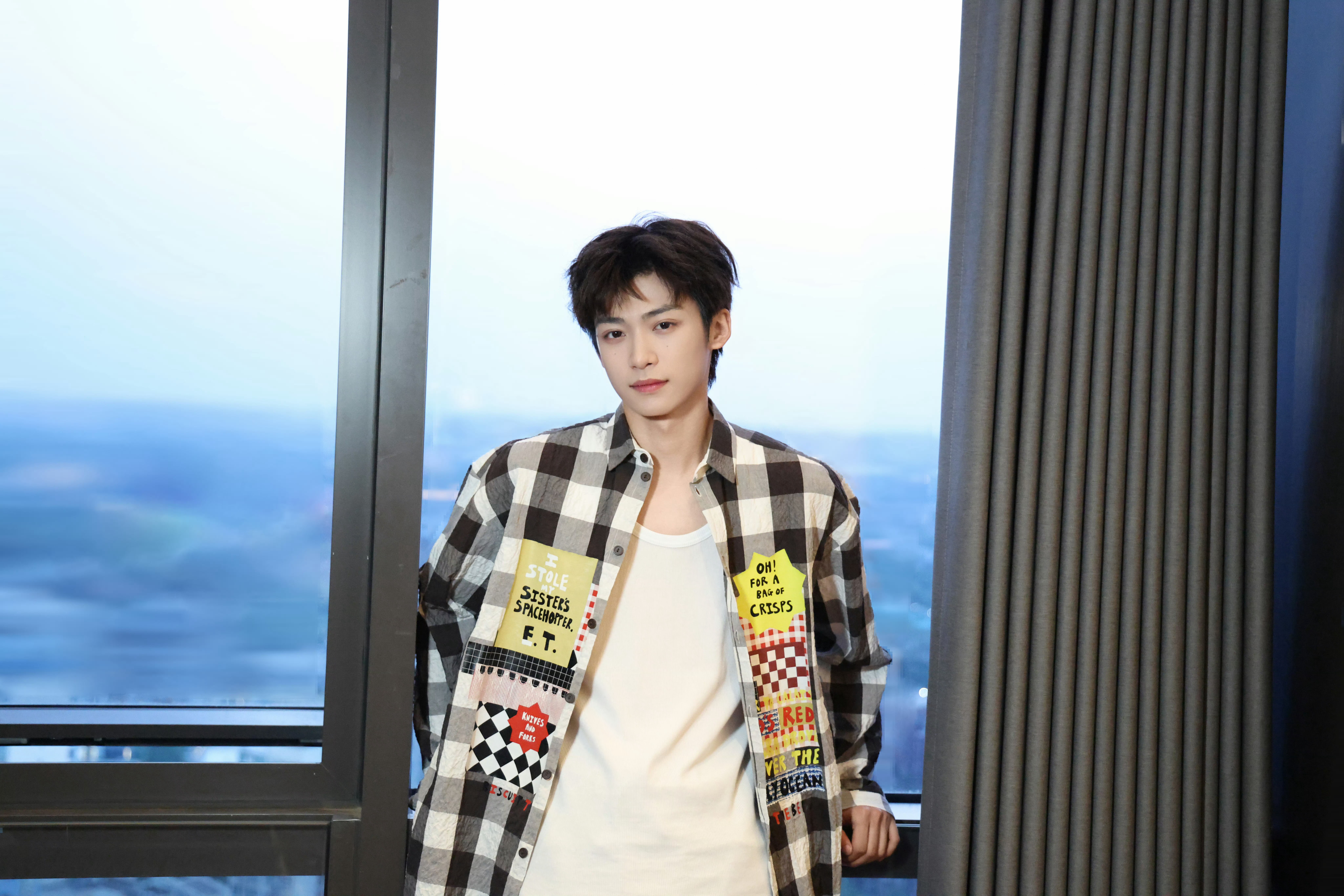 梓渝蓝调时刻梓渝工作室更新，蓝调时刻，梓渝好喜欢蓝色呀，好清爽好阳光的男孩🤩