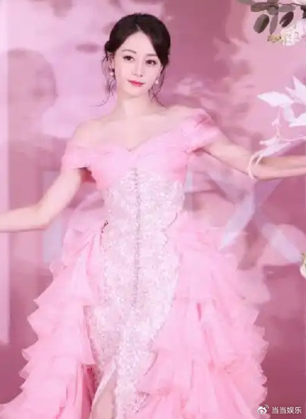 最近，粉丝将迪丽热巴封为内娱“嫡长女”，新剧名为《白日提灯》，此剧尚未播出，平台