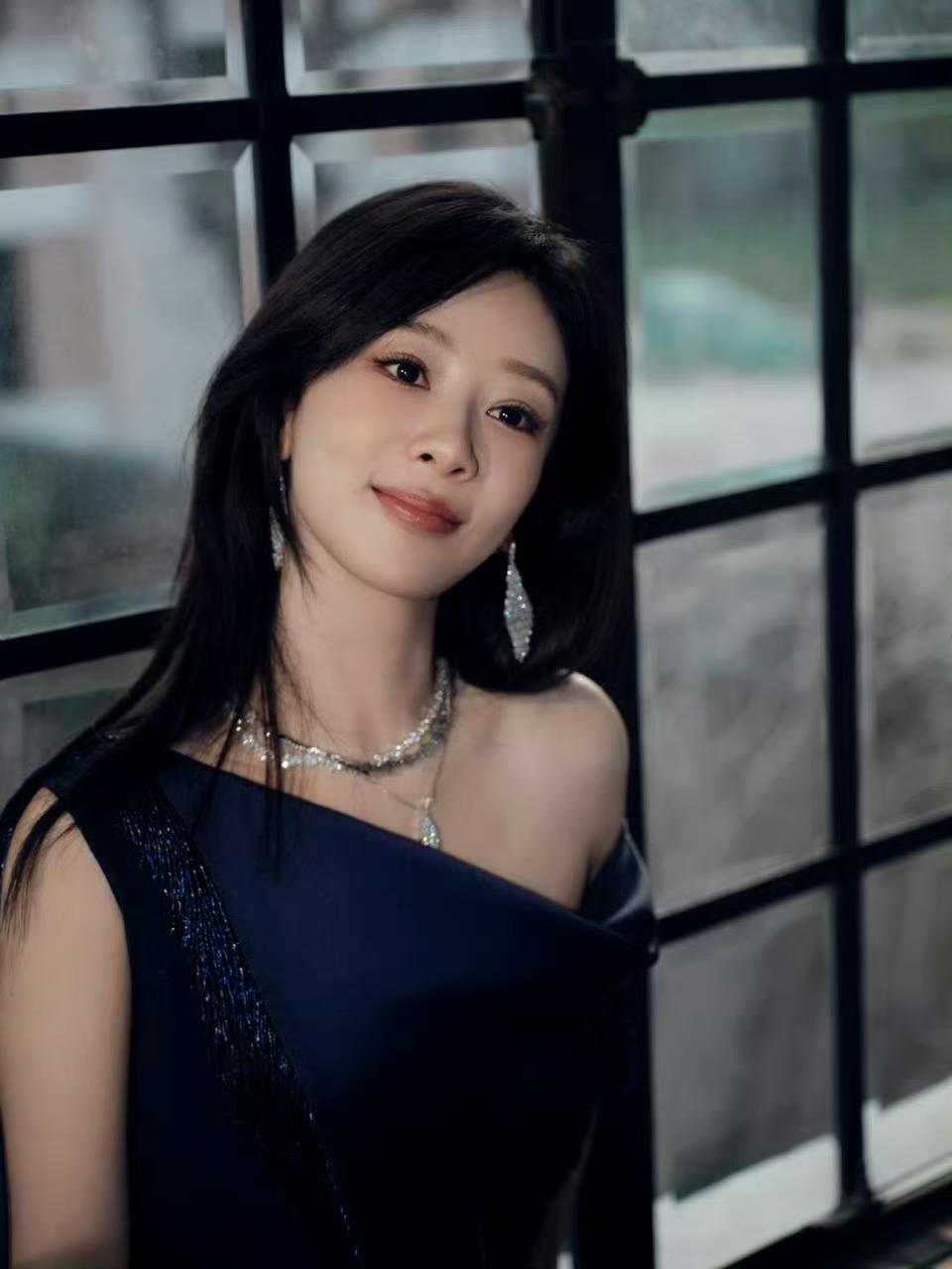 柔光窗边，杨紫一身紫色高定长裙直接美出新高度！温柔又显贵气，白皙皮肤衬得整个人在