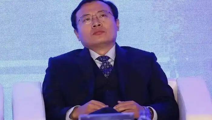 现在回过头看，许家印当年真是亲手撕掉了手里唯一的“免死金牌”！2018年，任泽平