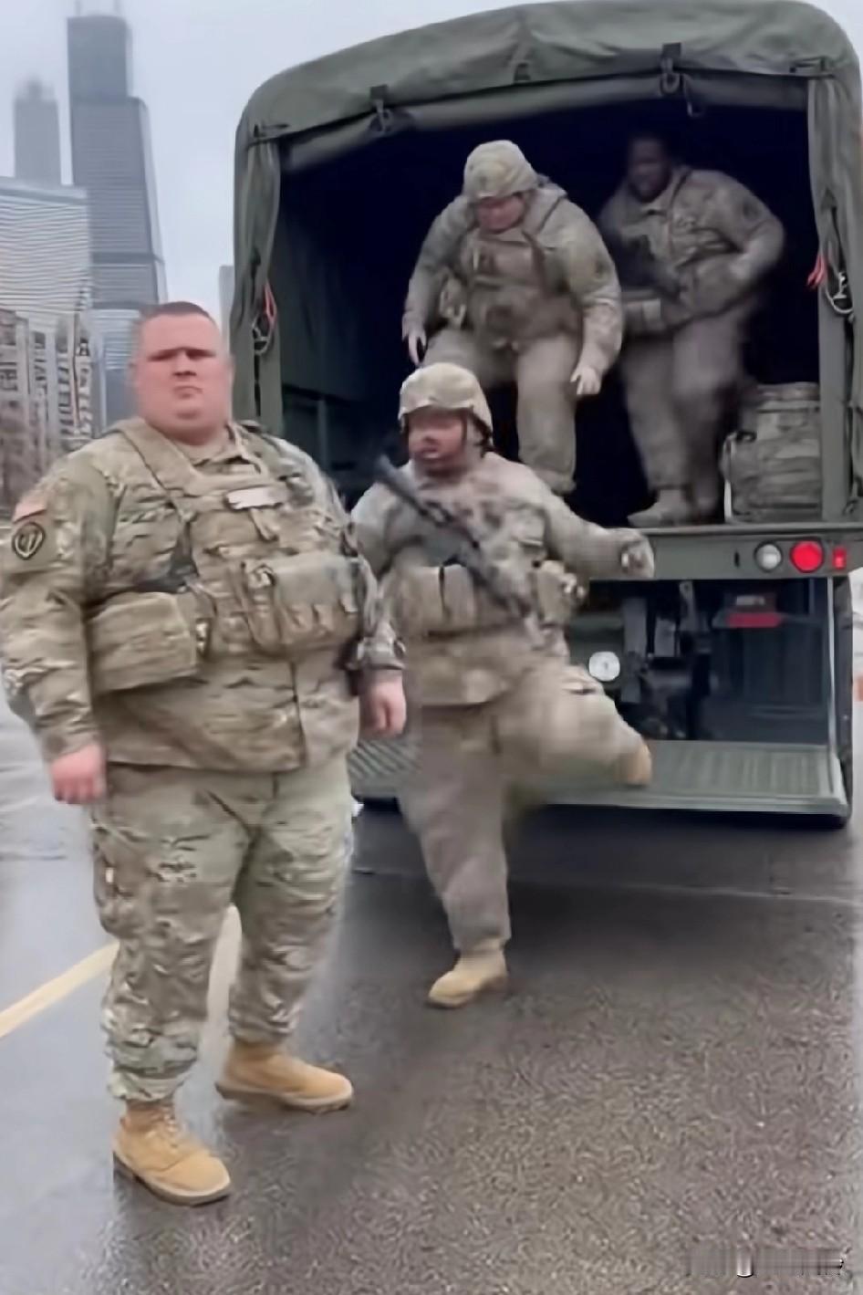 美国大兵个个这么魁梧，就说你怕不怕吧？这样的体格一般是少将，喜欢拉扯哇，美国的