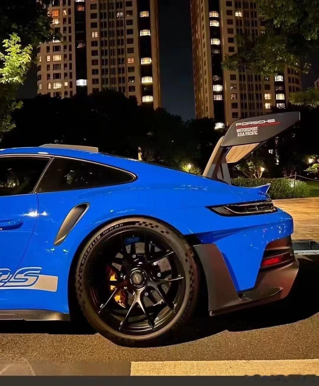 保时捷992GT3RS，欧规，带防滚架​​​