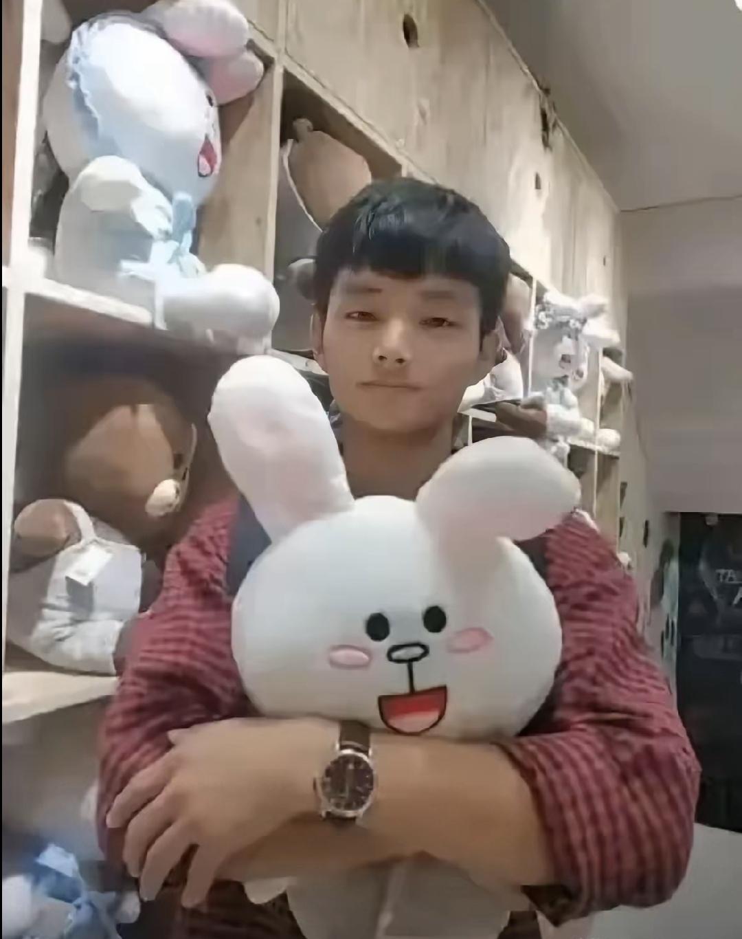 最近网上都在传闵博士的学历有问题。他读硕博连读的时间线特别奇怪，从开题到答辩才三