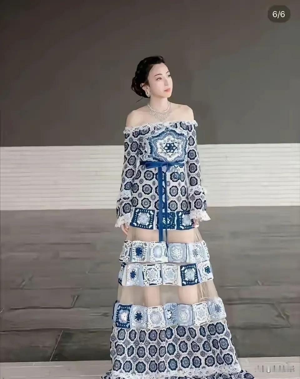 豪门太太甘比又带着她的手工编织新作惊艳众人啦！这次亮相的连衣裙美得让人移不开眼，