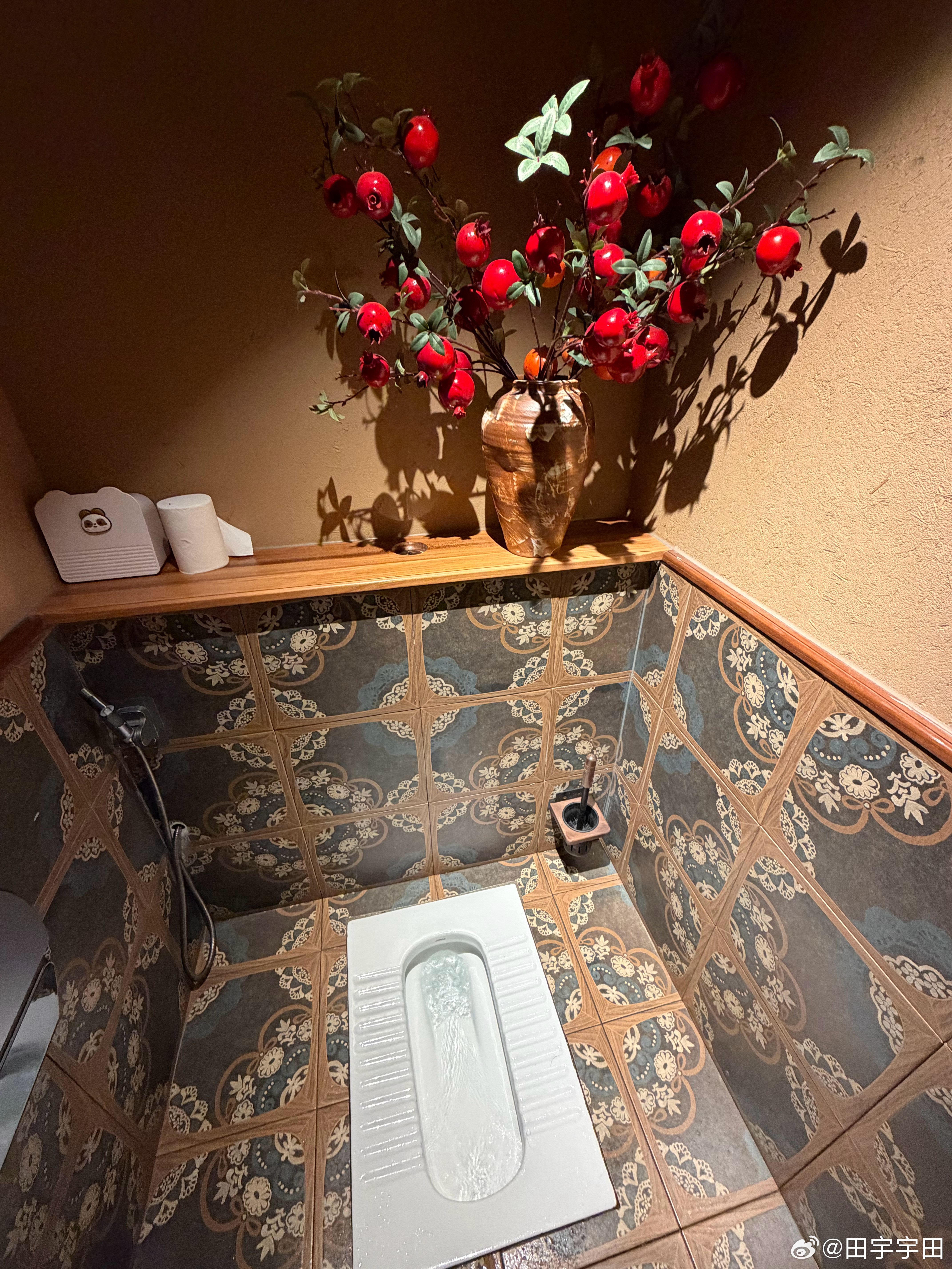 尿完尿我在卫生间罚站了五分钟终于找到冲水按键了[笑着哭]​​​